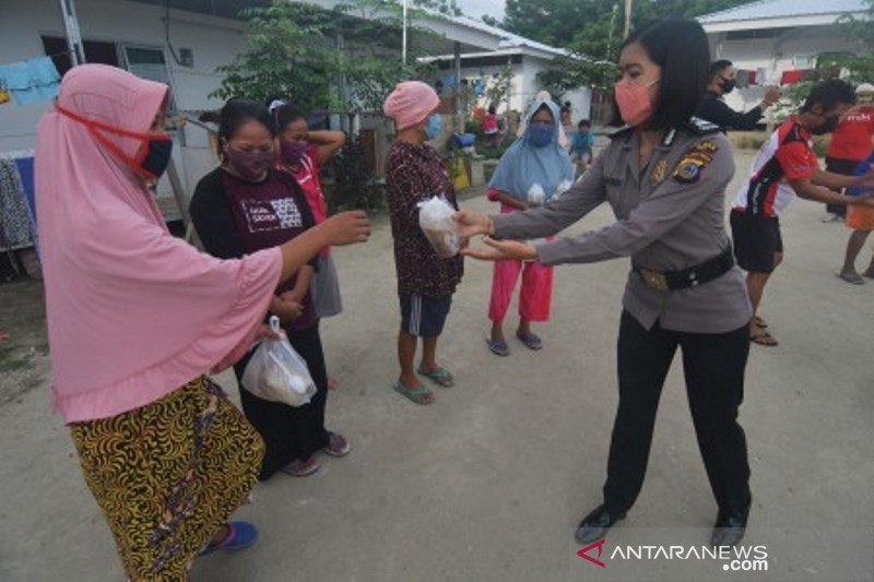 Polisi bagikan makanan berbuka puasa di huntara Tondo