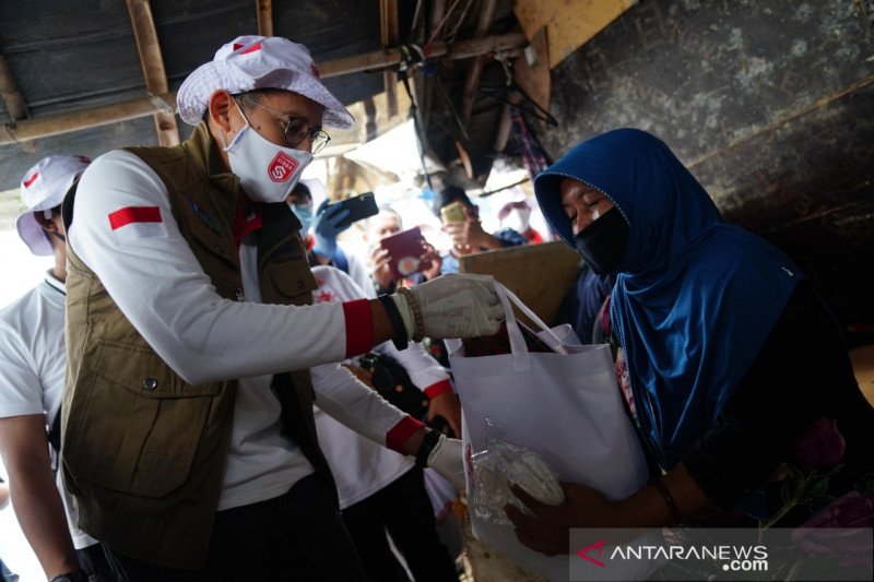 Sandiaga bantu anak-anak pemulung Bantar Gebang, Bekasi