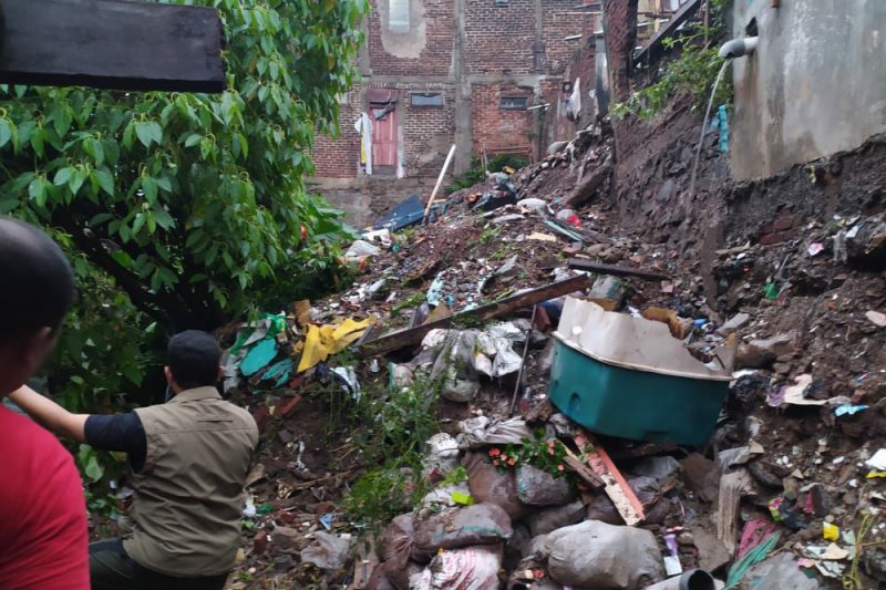 Longsor di aliran sungai akibatkan banjir di Sukajadi Kota Bandung