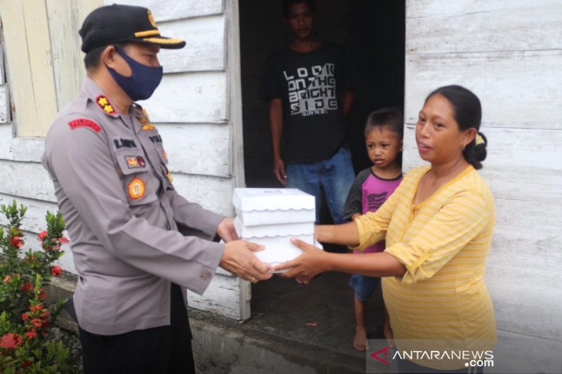Kapolres Touna turun bagi takjil kepada warga terdampak COVID-19