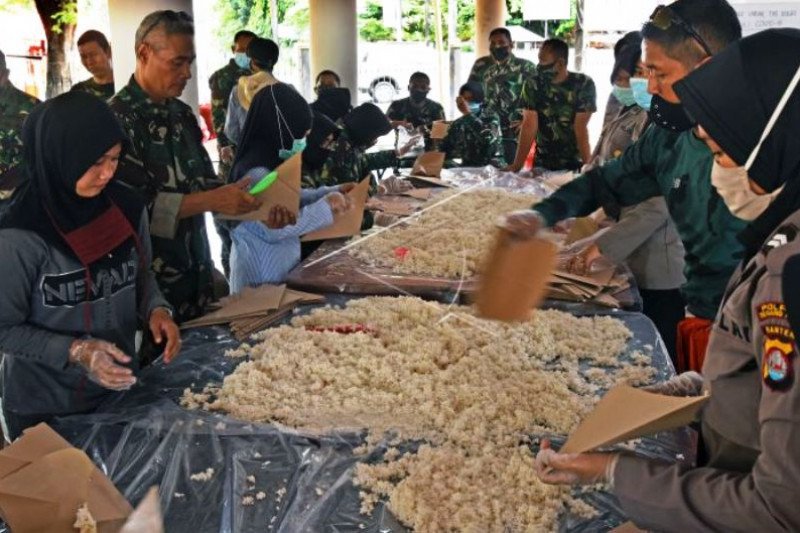 Dapur Umum TNI-Polri Untuk Warga Terdampak COVID-19