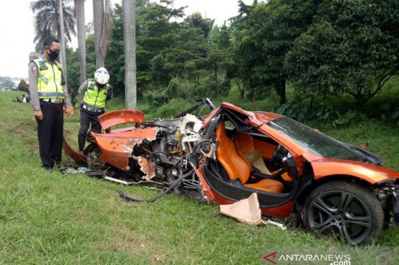 Pengemudi mobil mewah alami kecelakaan tunggal di Tol Jagorawi