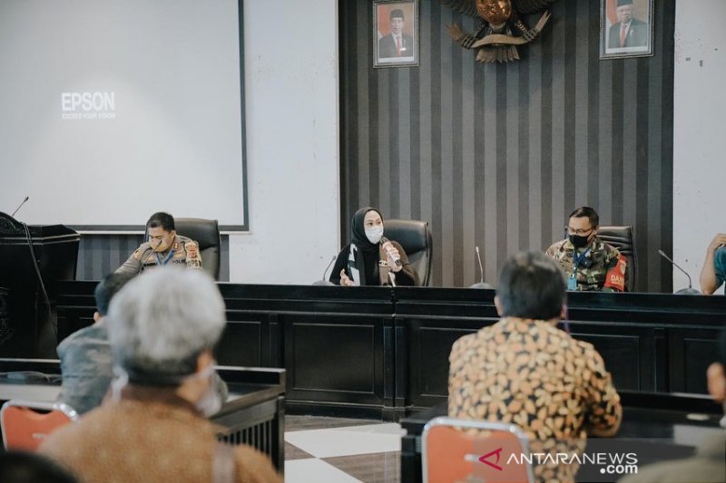 Bupati Karawang berharap perusahaan bantu masyarakat selama penerapan PSBB