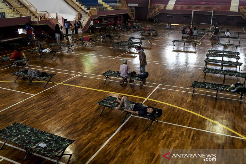 Aktivitas penampungan tunawisma di GOR Ciracas