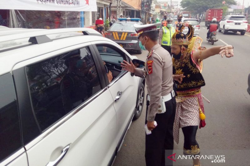 Polisi berkostum Gatotkaca awasi PSBB di Kabupaten Bogor