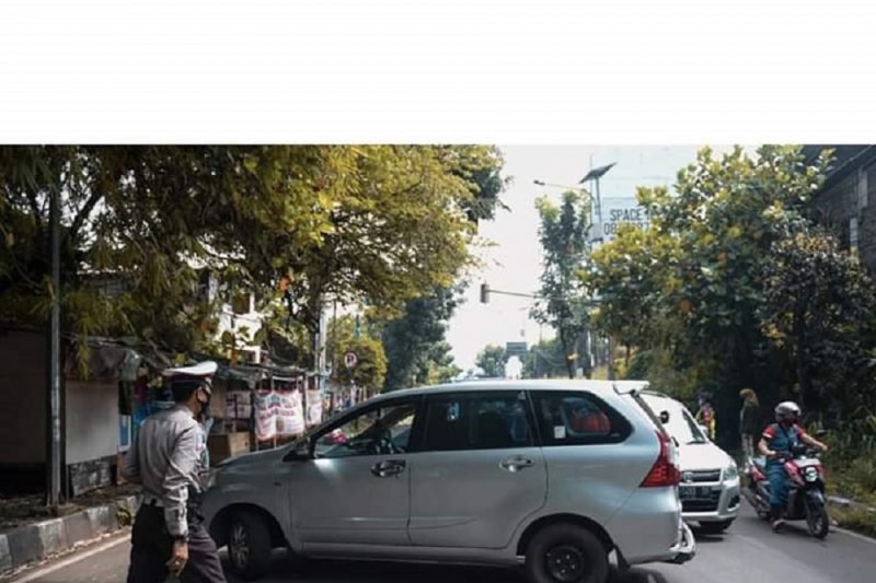 Ratusan kendaraan pemudik masuk Sukabumi diperintahkan polisi putar balik