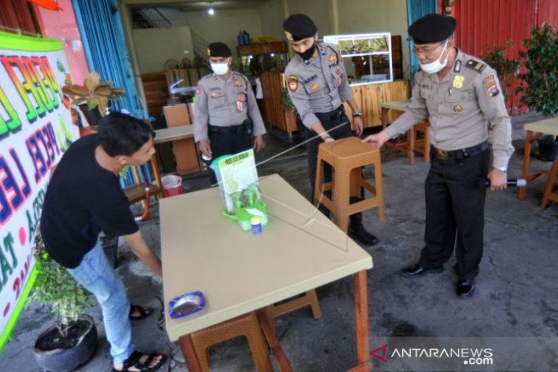 PENERAPAN ATURAN PSBB DI WARUNG MAKAN DI PADANG