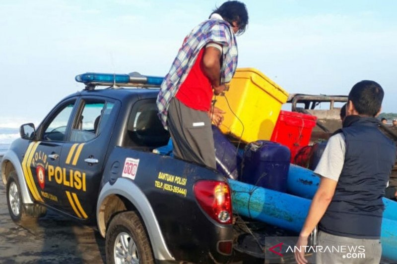 Polres Cianjur temukan bangkai kapal dan nelayan selamat