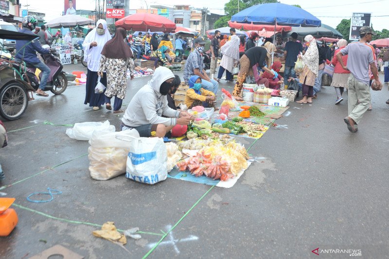 Penerapan jaga jarak di Pasar Lemabang Palembang