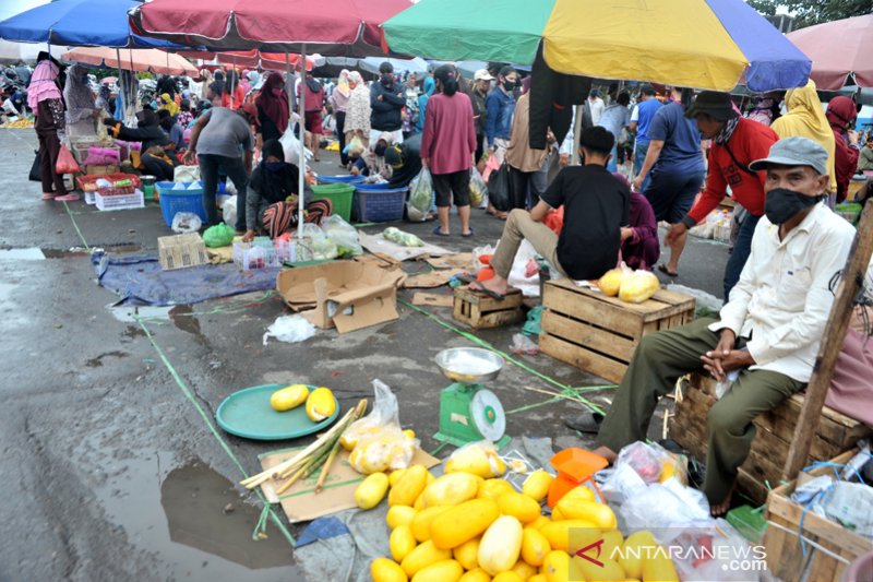Penerapan jaga jarak di Pasar Lemabang Palembang
