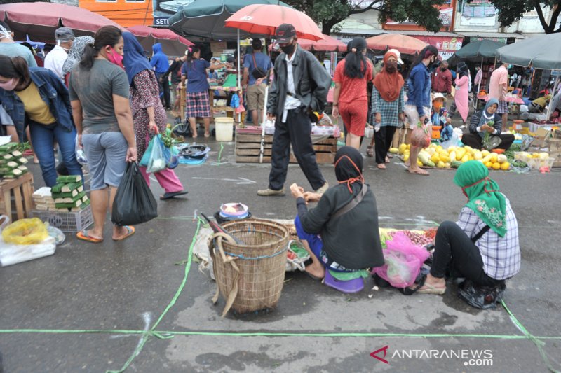 Penerapan jaga jarak di Pasar Lemabang Palembang