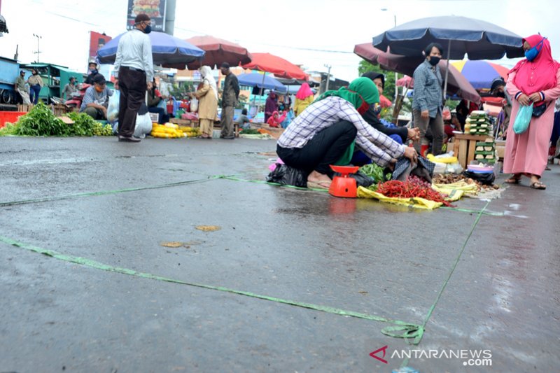 Penerapan jaga jarak di Pasar Lemabang Palembang