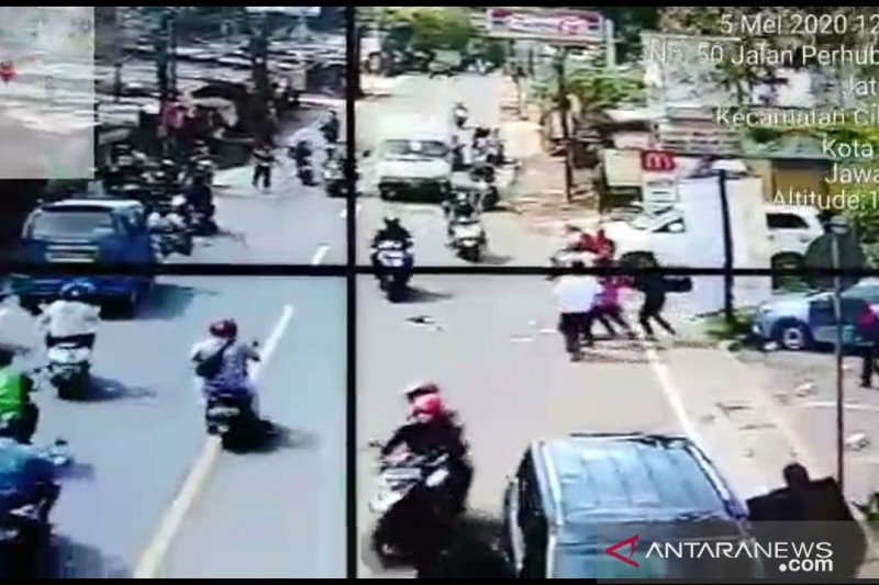 Polisi buru empat perampok modus pecah kaca mobil di Depok