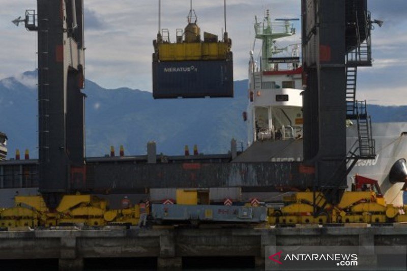 Aktivitas bongkar muat peti kemas di pelabuhan Kota Palu