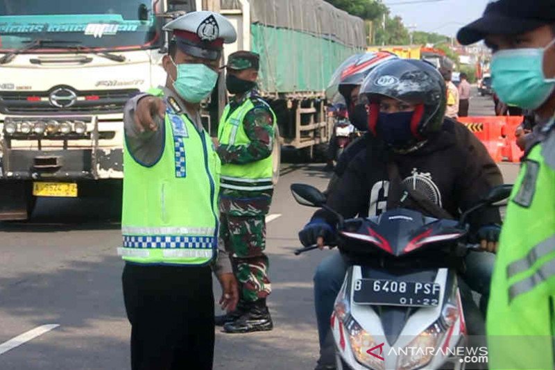 Hari pertama PSBB Jawa Barat jalur pantura Cirebon dijaga ketat petugas