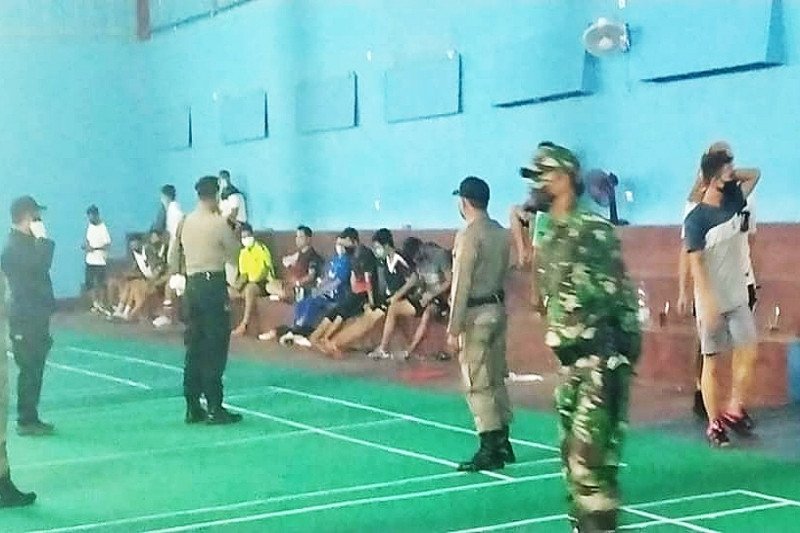 Tim gabungan bubarkan kerumunan warga saat main badminton
