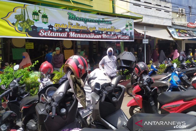 Hari pertama PSBB di Cianjur masih terlihat kerumunan warga