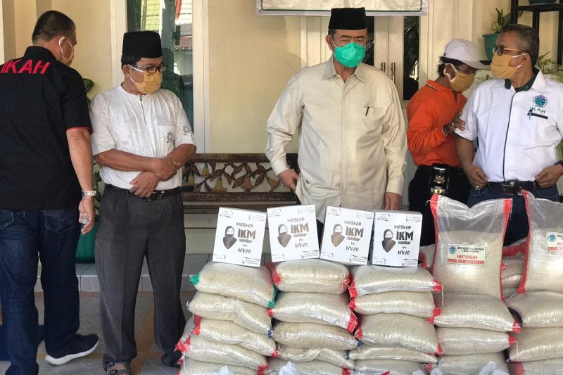 Saat Covid 19 mewabah, IKAH berbagi dan peduli warga kurang mampu