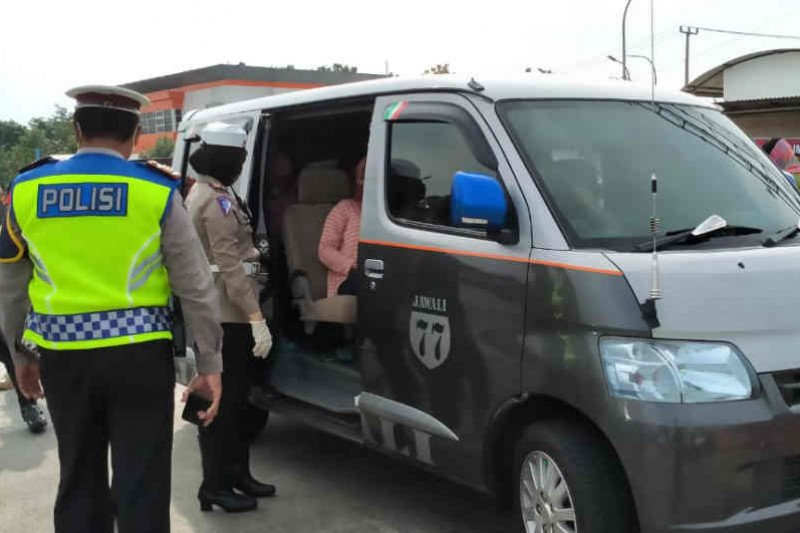 Hari kedua PSBB Jawa Barat petugas putar balik paksa bus dan travel bodong