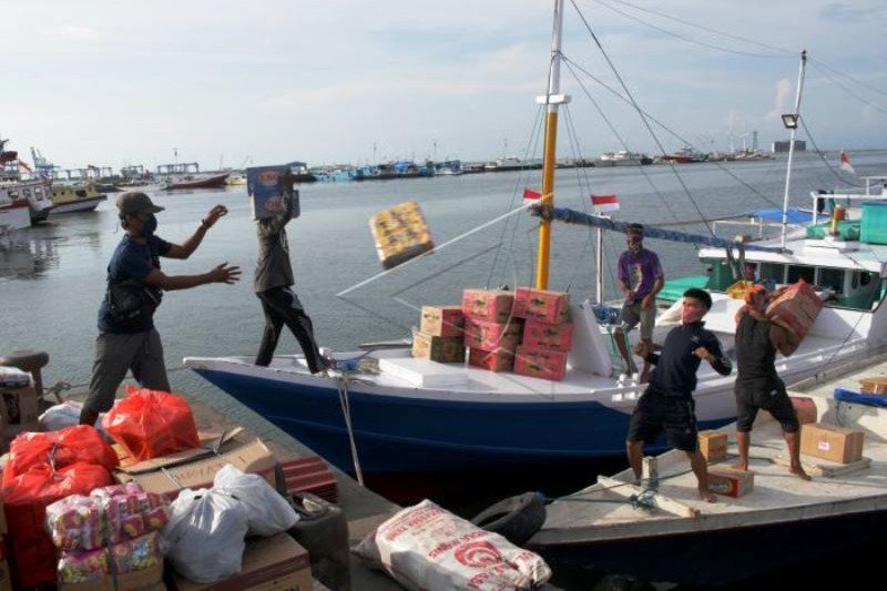 Kapal Penyeberangan Antar Pulau Sepi Penumpang