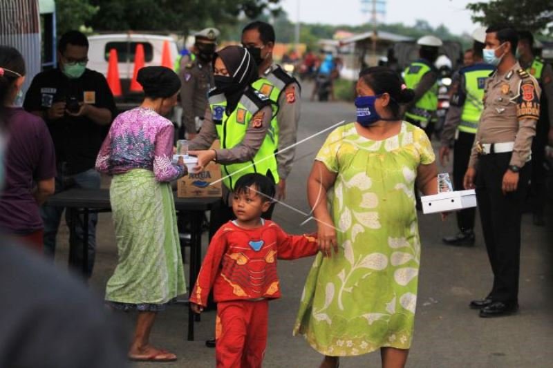 Polisi Bagikan Makanan