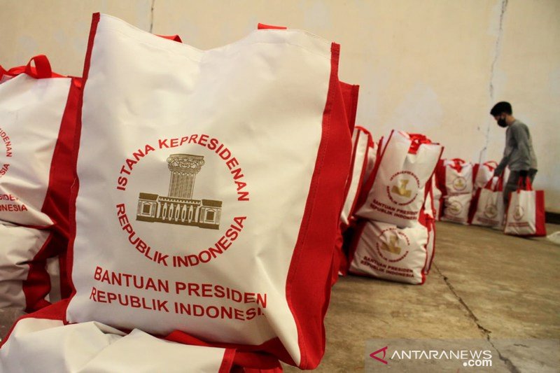 Bantuan Sembako dari Presiden Jokowi di Makassar