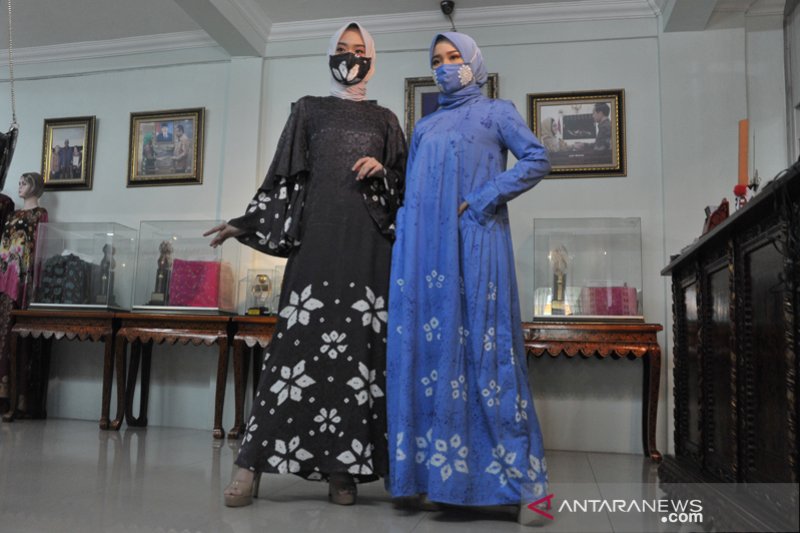 Desainer rancang busana muslim senada masker