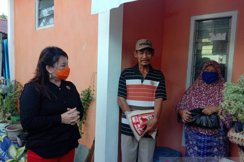 PDIP Kaltara berikan bantuan sembako pada penggali kubur
