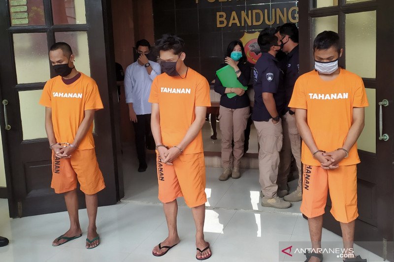 Tersangka FP diborgol dan berbaju tahanan saat diekspos Polrestabes Bandung