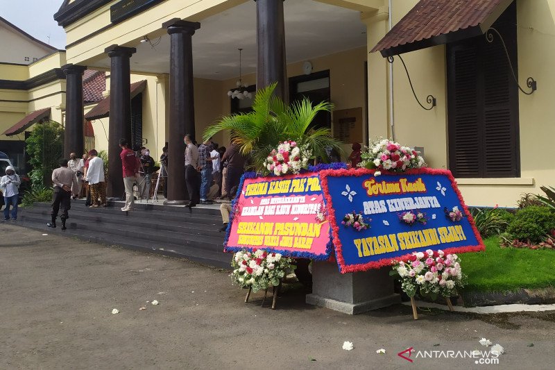 Karangan bunga hiasi Mapolrestabes Bandung usai penangkapan Ferdian