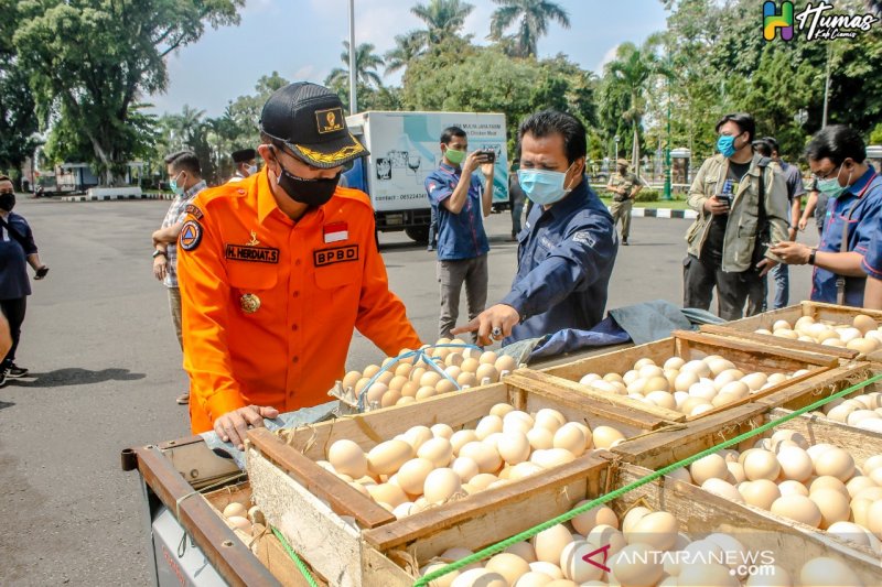 Pemkab Ciamis bagikan 2.200 butir telur ayam kepada warga