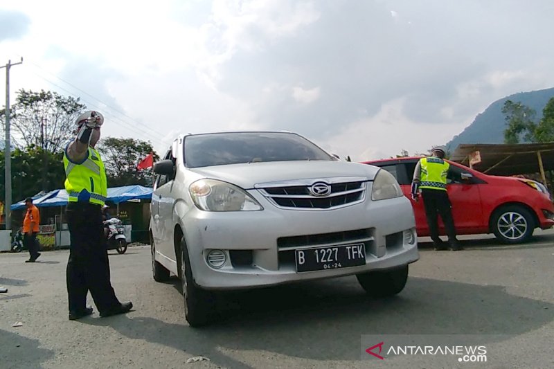 Petugas putar arah balik kendaraan pemudik tujuan Garut