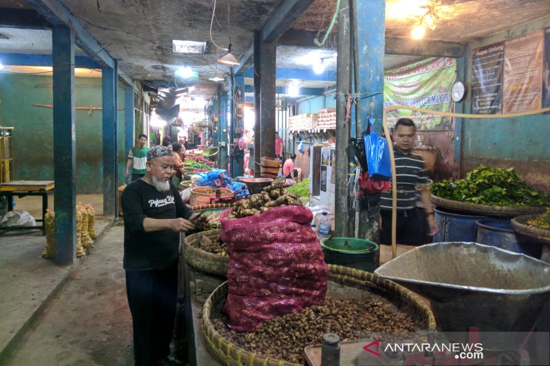 Pedagang di Pasar Induk Garut keluhkan sepinya pembeli saat PSBB