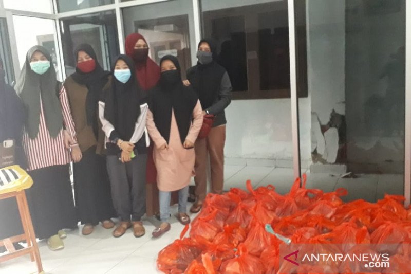 Mahasiswa USN Kolaka Bagikan Paket Warga Lansia