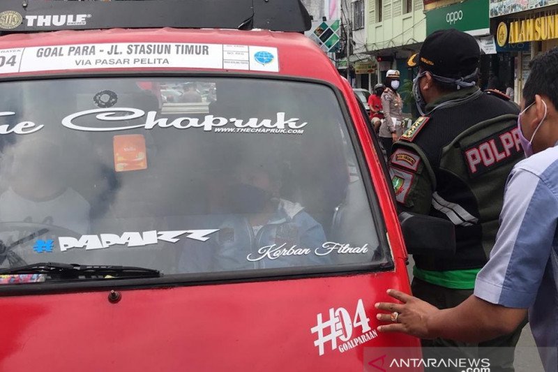 Sopir angkot di Sukabumi masih abai pembatasan penumpang