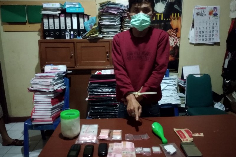 Polisi Pariaman tangkap seorang pria yang diduga sedang transaksi sabu