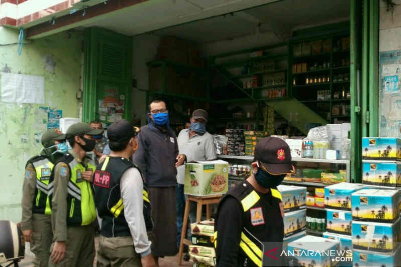 Petugas gabungan di Cirebon menyisir pertokoan agar patuhi aturan PSBB