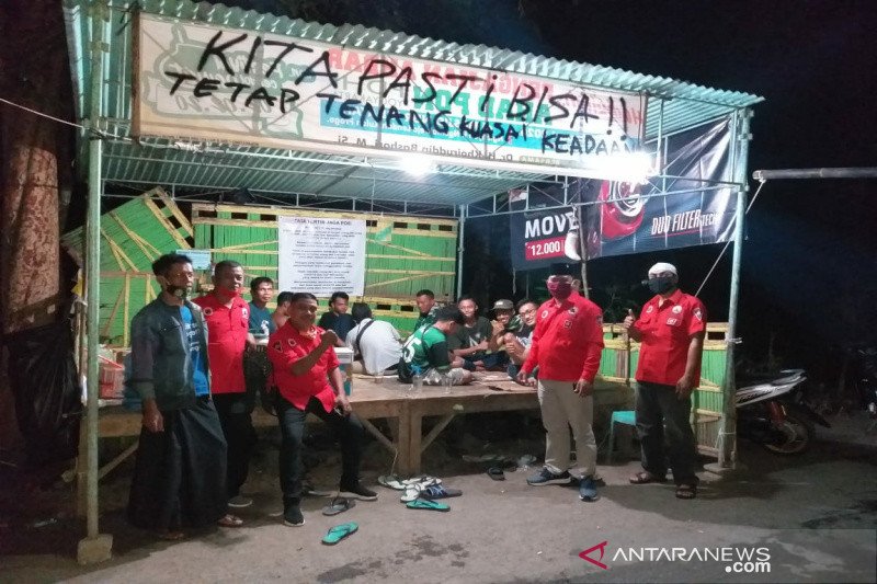 Anggota FPDIP Kulon Progo berikan bantuan di posko