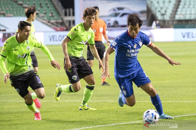 Korea bola. Хазар Сувон. К-лига 1 Корея Южная. K-League 2012-13 Korea. Yeom ki-hun footballer Suwon Samsung Bluewings foto.