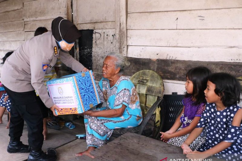 Polda Sumsel bagikan 20 ribu paket sembako dan makanan siap saji