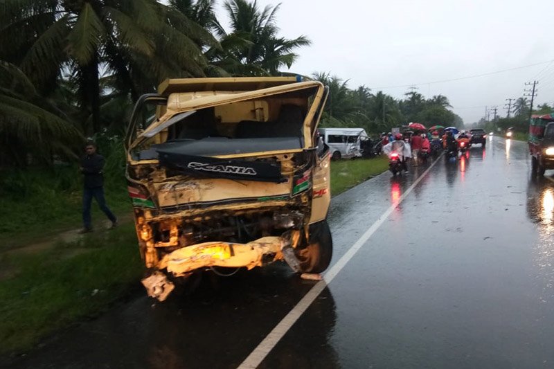 11 orang masuk rumah sakit usai kecelakaan mobil dan truk