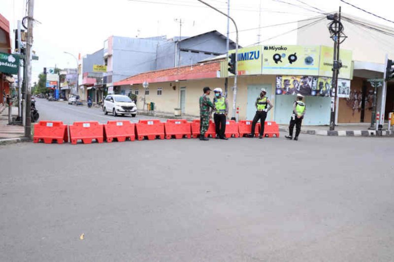 Petugas  tutup sementara dua jalan protokol Indramayu