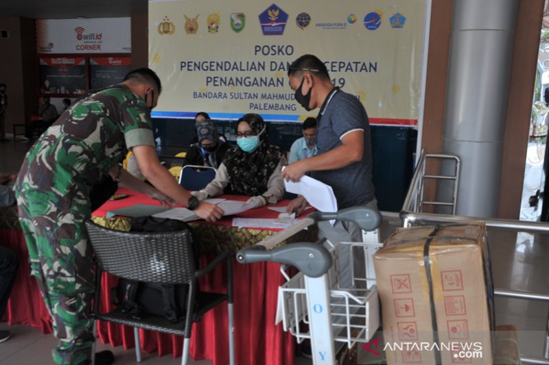 Penumpang penerbangan domestik Bandara SMB II diperiksa ketat