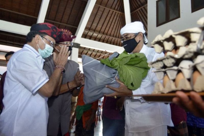 Desa Adat Serahkan Bantuan Bahan Pokok