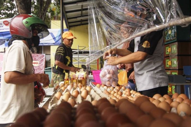 Penjual Telur Gunakan Pelindung Tirai Plastik