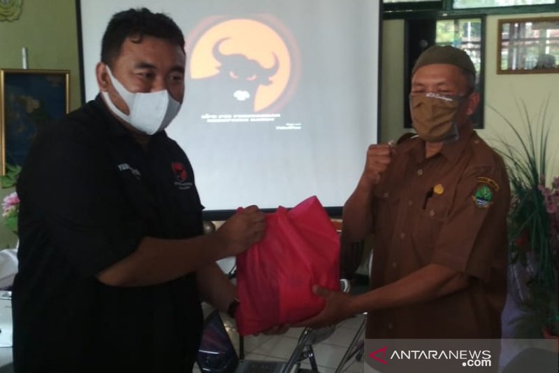 105 guru honorer SLB di Garut terima bantuan pangan dari PDI Perjuangan