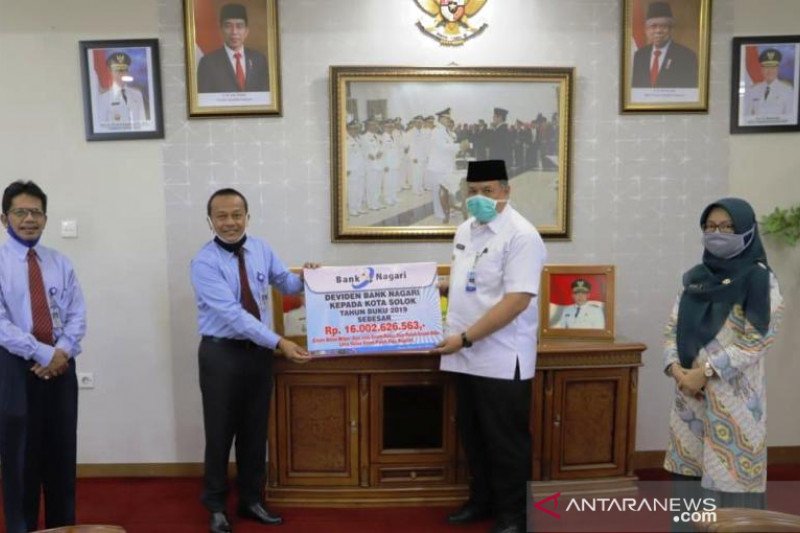 Bank Nagari serahkan deviden Rp16 miliar lebih untuk Pemkot Solok