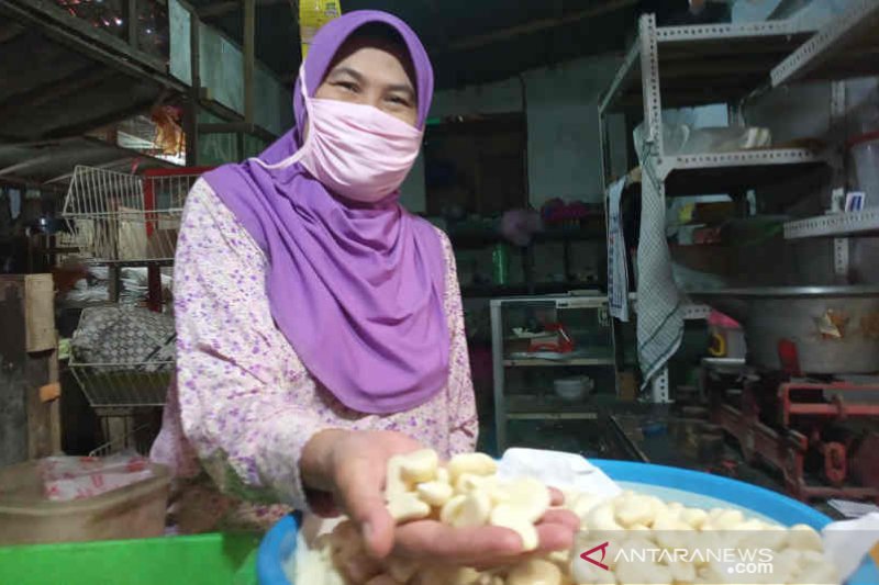 Bawang putih di Indramayu dijual Rp25 ribu per kilogram