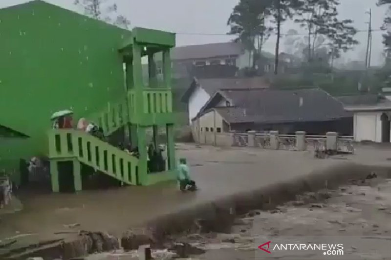 Banjir di Cikajang Garut akibat minimnya resapan air