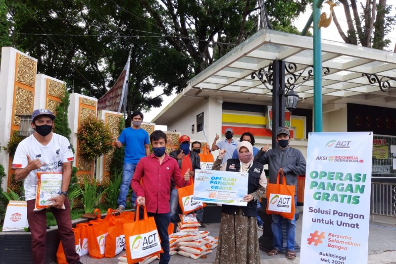 ACT salurkan paket pangan untuk pramuwisata di Bukittinggi